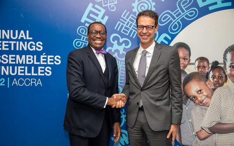 Botschafter Dominique Paravicini (SECO), Schweizer Gouverneur bei der AfDB, trifft sich mit dem Präsidenten der Afrikanischen Entwicklungsbankgruppe, Akinwumi Adesina, an der Jahresversammlung 2022 in Accra, Ghana.